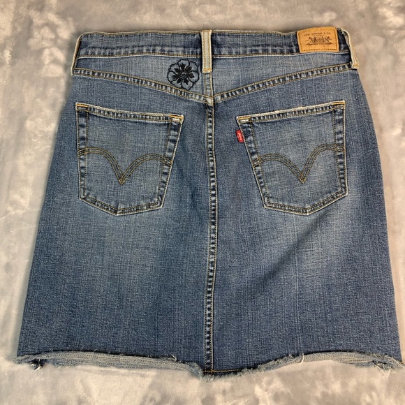 Levi's Women's Mini Denim Skirt with Dark Bule Flower Accent Size 8 - Picture 6 of 10